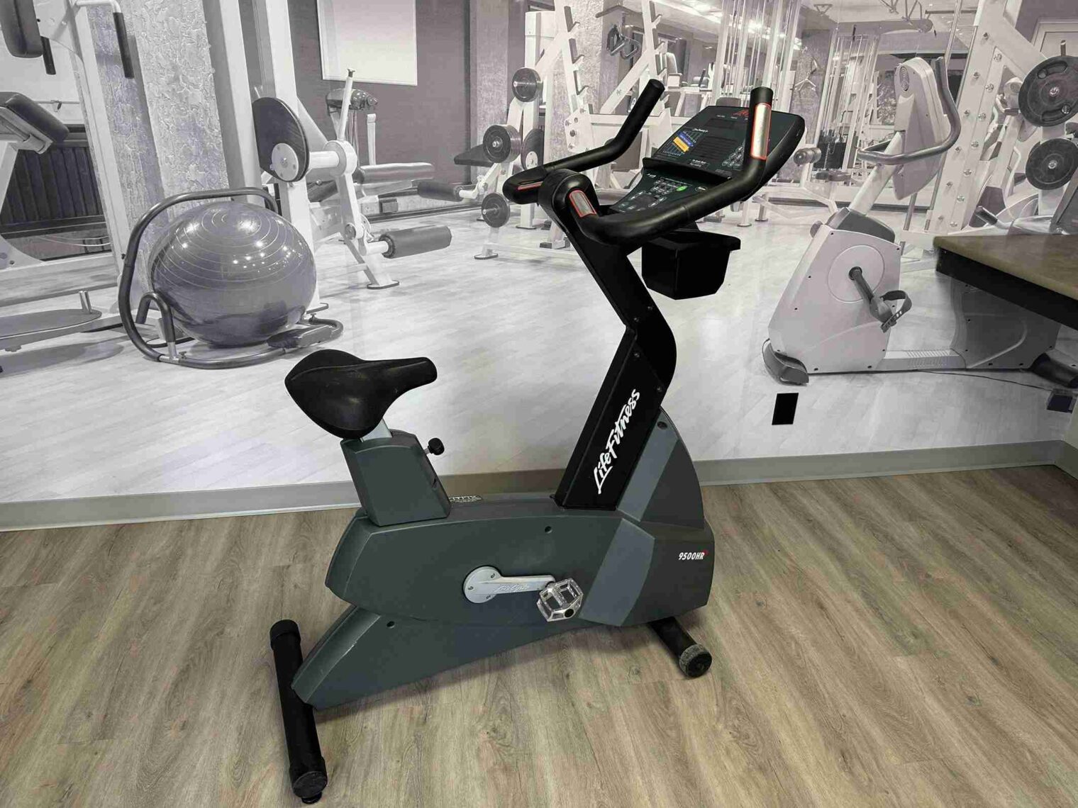 Life Fitness 9500HR Next Generation Upright Bike Reconditioned